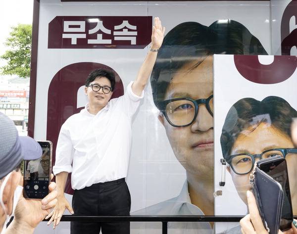 무소속 한동훈 부산 북갑 국회의원 당선인이 4일 덕천교차로 인근에서 유세차량에 올라 지지자들에게 인사하고 있다. 이원준 기자 windstorm@kookje.co.kr
