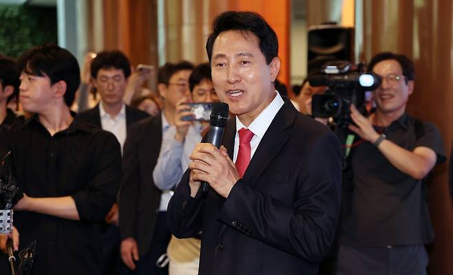 오세훈 서울시장이 4일 서울시청으로 출근하며 직원들에게 감사 인사를 하고 있다. 연합뉴스