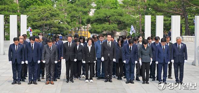 추미애 경기도지사 당선인, 안민석 경기도교육감 당선인, 김승원 더불어민주당 경기도당 위원장 등 당선인 및 관계자들이 4일 오전 수원특례시 현충탑에 참배하고 있다. 윤원규기자