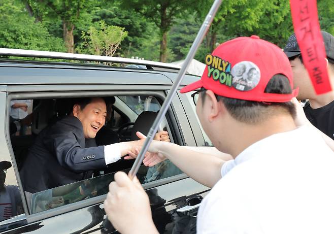 국민의힘 장동혁 대표가 4일 경기 과천 중앙선거관리위원회를 나서며 선관위 앞 지선 투표용지 부족 사태 항의 집회 현장 참가자들에게 인사를 하고 있다. 연합뉴스