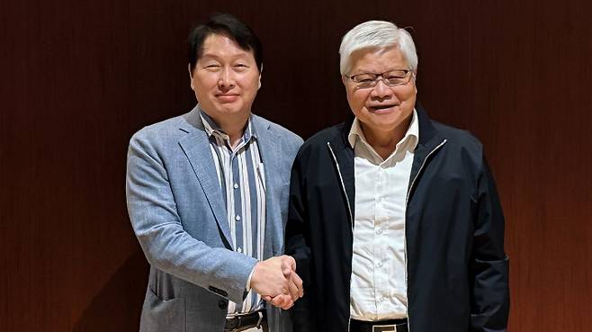웨이저자(C.C. Wei) TSMC 회장(오른쪽)과 만난 최태원 SK그룹 회장(왼쪽). SK그룹 제공