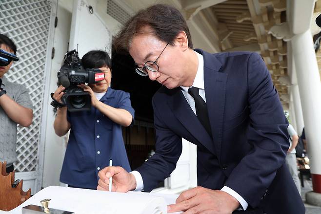 전재수 부산시장 당선인 등 부산지역 더불어민주당 소속 지방선거 당선인들이 4일 부산 동래구 충렬사를 참배한 뒤 방명록을 작성하고 있다. 뉴시스