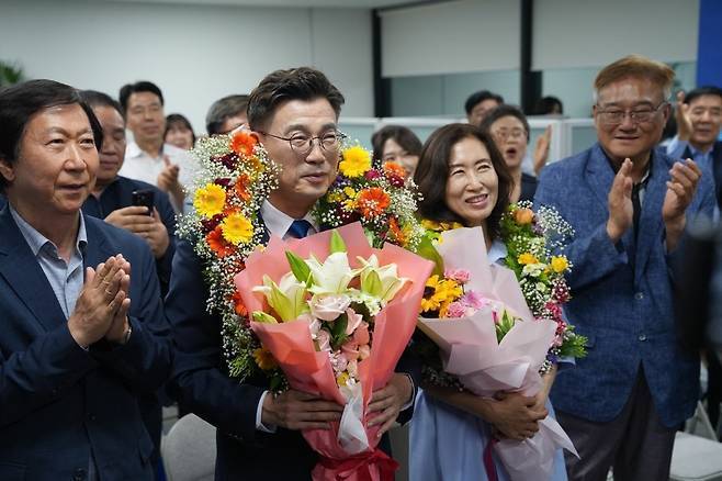 4일 오전 최원용 당선인(왼쪽 두 번째)과 배우자가 지지자들의 축하 인사를 받고 있다. 최원용 캠프 제공