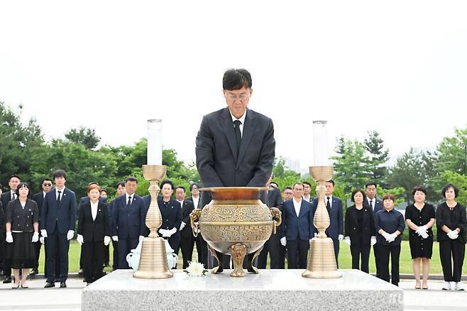 이민근 안산시장 당선인이 4일 첫 행보로 현충탑을 찾아 참배하고 있다. 안산시 제공
