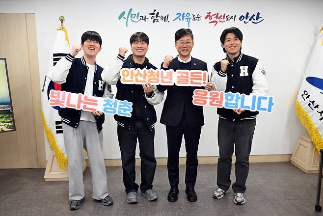 이민근 안산시장(오른쪽 두번째)이 민선 8기 재임 시절, 시청에서 한양대 ERICA 캠퍼스 학생들과 기념촬영을 하고 있다. 안산시 제공