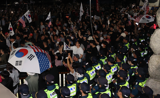 4일 경기 과천시 중앙선거관리위원회 앞에서 시민들이 제9회 전국동시지방선거 투표용지 부족 사태와 관련해 항의하고 있다. 2026.06.04. 뉴시스