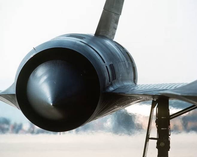 SR-71 ‘블랙버드’의 엔진 흡입구 주변에서 열기가 피어오르고 있다. SR-71은 흡입구로 들어온 공기 흐름까지 추진력으로 활용한 초고속 전략정찰기다. 미 국립문서기록관리청 제공