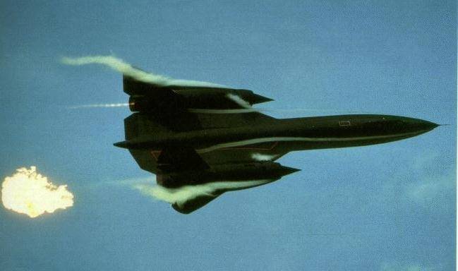 1986년 영국 RAF 밀든홀 에어쇼에서 SR-71 ‘블랙버드’가 화염을 내뿜으며 비행하고 있다. SR-71은 JP-7 연료 점화를 위해 특수 화학물질을 사용했고, 이 과정에서 특유의 녹색 불꽃이 나타났다. 더 에비에이션 긱 클럽 캡처