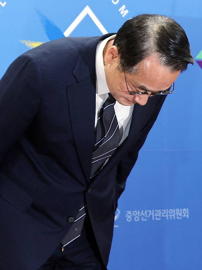 허철훈 중앙선거관리위원회 사무총장이 3일 경기 과천시 중앙선관위에서 투표용지 부족 사태에 관해 대국민 사과를 하고 있다. 과천=조태형 기자