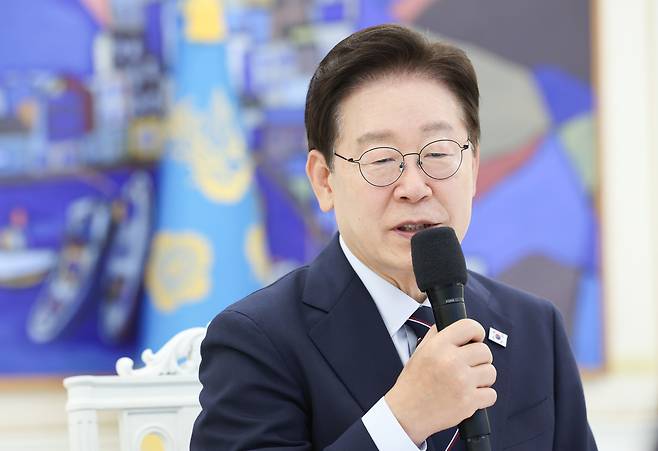 이재명 대통령이 지난 2일 청와대에서 한-아프리카 외교장관회의 참석차 방한한 아프리카 국가 및 국제기구 장관급 인사들과 만나 인사말을 하고 있다. 연합뉴스