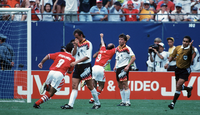 1994년 7월 10일 미국 뉴욕에서 열린 1994 FIFA 미국 월드컵 8강전 독일과의 경기에서 결승골을 터뜨린 뒤 환호하는 불가리아의 요르단 레치코프. 불가리아는 당시 FIFA 랭킹 1위 독일을 2-1로 꺾고 4강에 진출하며 대회 최대 이변 중 하나를 연출했다. 게티이미지