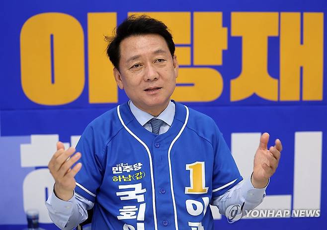 인터뷰하는 이광재 후보 (하남=연합뉴스) 박동주 기자 = 더불어민주당 이광재 경기 하남갑 국회의원 보궐선거 후보가 19일 경기도 하남 선거캠프 사무소에서 연합뉴스 취재진과 인터뷰하고 있다. 2026.5.20 pdj6635@yna.co.kr