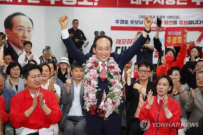 축하 꽃다발 목에 건 추경호 (대구=연합뉴스) 김현태 기자 = 국민의힘 추경호 대구시장 후보가 당선이 유력시되면서 4일 오전 대구 범어네거리 선거사무소에서 축하 꽃다발을 목에 걸고 있다. 2026.6.4 mtkht@yna.co.kr