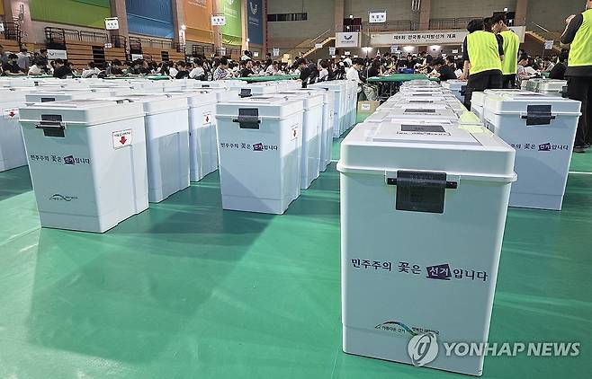 충주서 분주하게 개표 (충주=연합뉴스) 천경환 기자 = 제9회 전국동시지방선거일인 3일 충북 충주시 호암체육관에 마련된 개표소에서 개표 작업이 이뤄지고 있다. 2026.6.3 kw@yna.co.kr