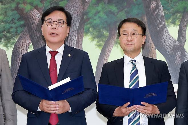 합의 내용 알리는 여야 원내대표 (서울=연합뉴스) 신현우 기자 = 더불어민주당 한병도 원내대표(오른쪽)와 국민의힘 송언석 원내대표가 19일 국회 운영위원장실에서 후반기 국회의장·부의장 선출을 위한 본회의를 다음달 5일 열기로 합의한 뒤 합의 내용을 발표하고 있다. 2026.5.19 nowwego@yna.co.kr