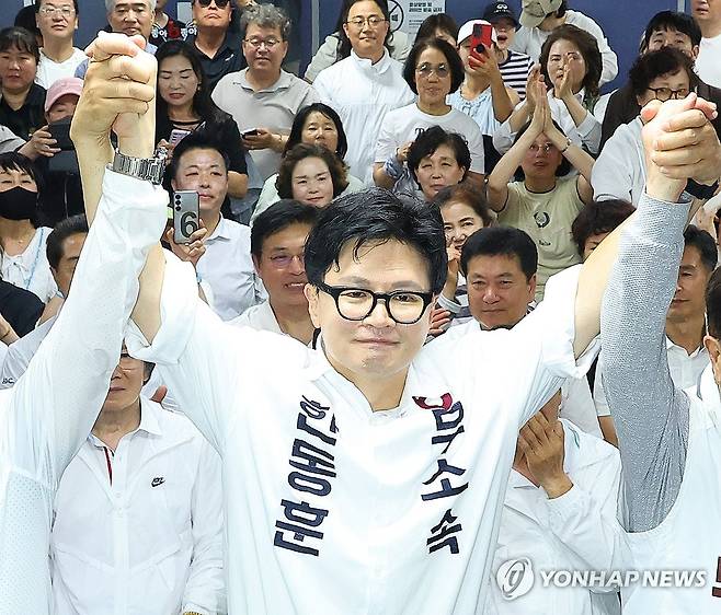 국회 입성하는 한동훈 (부산=연합뉴스) 손형주 기자 = 무소속 한동훈 부산 북갑 국회의원 보궐선거 후보가 4일 부산 북구 선거사무소에서 당선이 확정된 후 손을 맞잡고 있다. 2026.6.4 handbrother@yna.co.kr