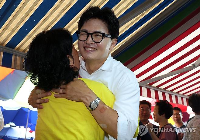 구포시장 상인과 포옹하는 한동훈 (부산=연합뉴스) 손형주 기자 = 무소속 한동훈 부산 북갑 국회의원 보궐선거 당선인이 4일 부산 북구 구포시장을 찾아 상인들에게 당선 감사의 인사를 하고 있다. 2026.6.4 handbrother@yna.co.kr