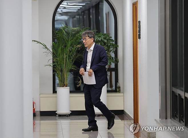 긴급위원회 마친 노태악 중앙선거관리위원장 (과천=연합뉴스) 류영석 기자 = 노태악 중앙선거관리위원장이 4일 경기 과천 중앙선관위에서 열린 긴급위원회 회의를 마친 뒤 위원장실로 향하고 있다. 2026.6.4 ondol@yna.co.kr