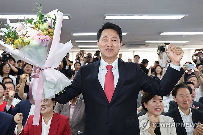 오세훈, 대역전극 펼치며 5선 성공 (서울=연합뉴스) 서대연 기자 = 국민의힘 오세훈 서울시장 후보가 제9회 전국동시지방선거일 다음날인 4일 서울 종로구 대왕빌딩에 마련된 선거사무소에서 당선이 유력해지자 꽃다발을 들고 기뻐하고 있다. 2026.6.4 dwise@yna.co.kr