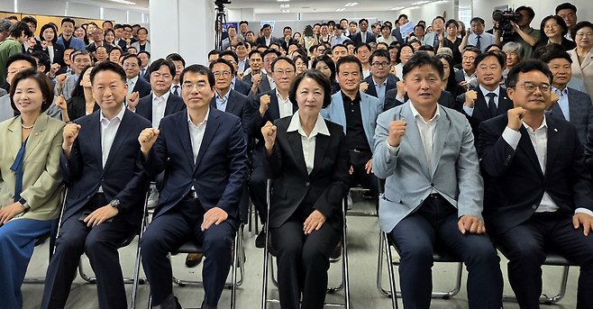 ▲ 추미애 경기도지사 당선인이 5일 오전 수원시 팔달구 인계동 선거사무소에서 열린 선대위 해단식에서 참석자들과 함께 주먹을 쥐어 보이며 기념촬영을 하고 있다./박다예 기자 pdyes@incheonilbo.com