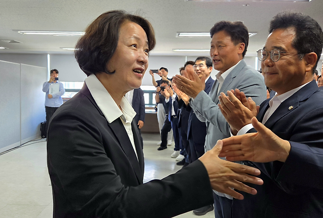 ▲ 추미애 경기도지사 당선인이 5일 오전 수원시 팔달구 인계동 선거사무소에서 열린 선대위 해단식에서 참석자들과 악수하며 감사 인사를 전하고 있다. /박다예 기자 pdyes@incheonilbo.com