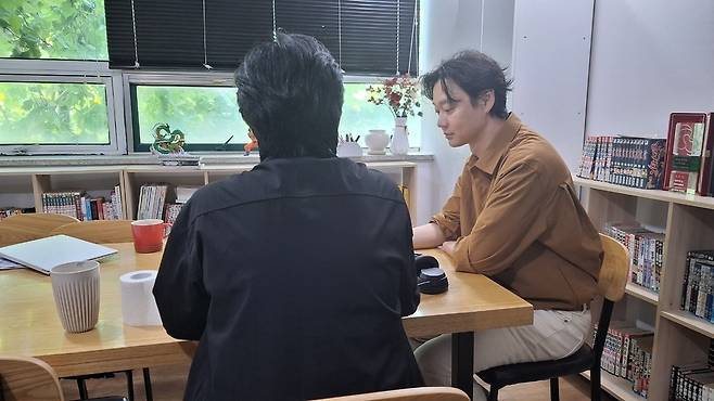 ▲ 5일 오후 1시쯤 서울시 마포구 한국디지털콘텐츠창작자협회에서 YD 작가(왼쪽)와 김동훈 협회장(오른쪽)이 대화를 나누고 있다. /추정현 기자 chu3636@incheonilbo.com