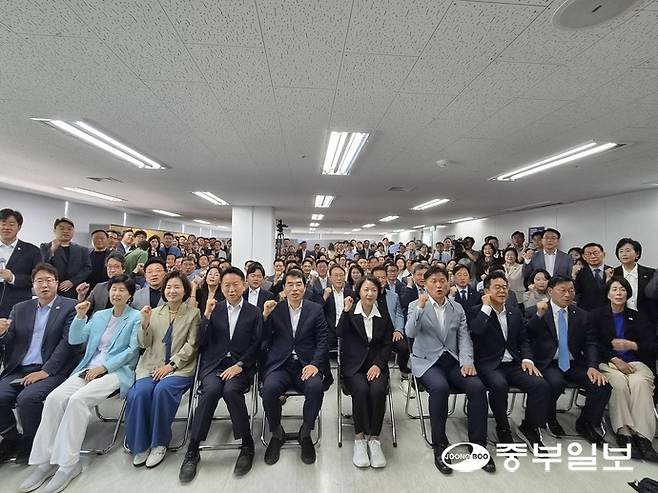 추미애 경기도지사 당선인이 5일 수원 마라톤빌딩에서 열린 선거캠프 해단식에서 참석자들과 기념촬영을 하고 있다. 이지은기자