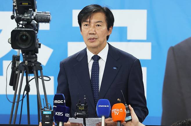 경기 평택을 국회의원 재선거에 출마한 조국혁신당 조국 후보가 4일 경기도 평택시 선거사무소에서 선거 패배를 인정하고 있다. 연합뉴스