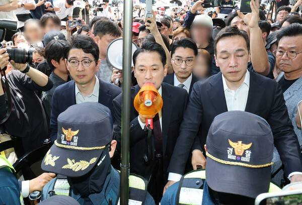 국민의힘 장동혁 대표가 5일 잠실7동 투표함 개표가 진행되고 있는 서울 송파구 올림픽공원 핸드볼경기장에 도착, 확성기를 들고 발언하고 있다. 연합뉴스