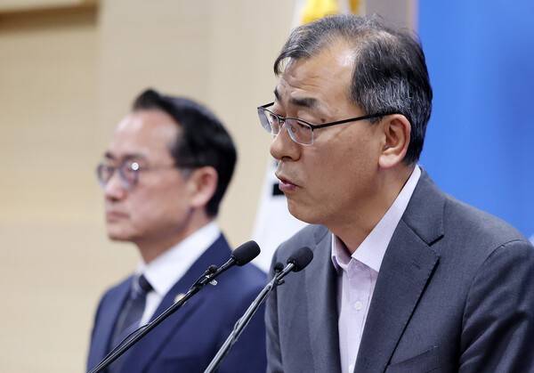 윤재수 중앙선거관리위원회 선거정책실장이 6·3 지방선거 본투표가 실시된 3일 경기 과천 중앙선관위원회에서 서울 송파구 등 일부 투표소에서 벌어진 투표용지 부족 사태 관련 기자회견에서 취재진 질문에 답변하고 있다. 연합뉴스