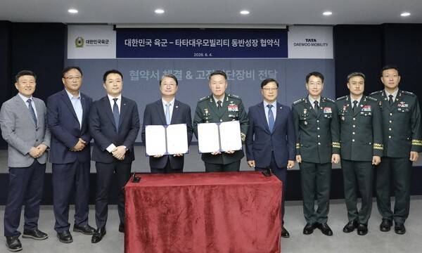지난 4일 전북 군산의 타타대우모빌리티 본사에서 개최된 타타대우모빌리티와 대한민국 육군본부의 업무 협약식에서 주요 관계자들이 기념촬영을 하고 있다