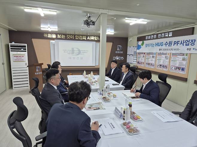 최인호 주택도시보증공사(HUG) 사장(오른쪽 두 번째)이 4일 개최된 간담회에서 발언하고 있다.(사진제공=주택도시보증공사)