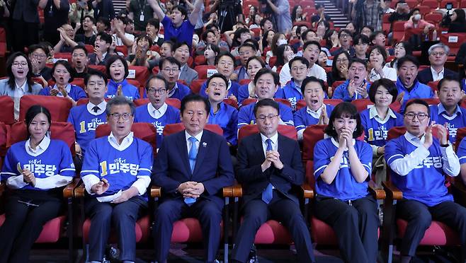 더불어민주당 정청래 총괄상임선거대책위원장과 한병도 공동상임선대위원장, 이시종 공동상임선대위원장이 3일 국회 의원회관에 마련한 제9회 전국동시지방선거·국회의원 재보궐선거 개표상황실에서 출구조사 결과를 지켜보고 있다. 사진=연합뉴스