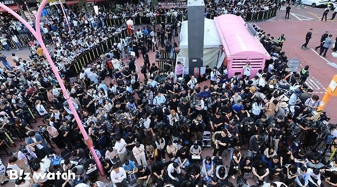 젠슨 황 엔비디아 최고경영자(CEO)와 최태원 SK 회장, 구광모 LG 회장, 이해진 네이버 의장의 회동이 열린 5일 서울 홍대 거리가 인파로 가득하다./사진=이명근 기자qwe123@
