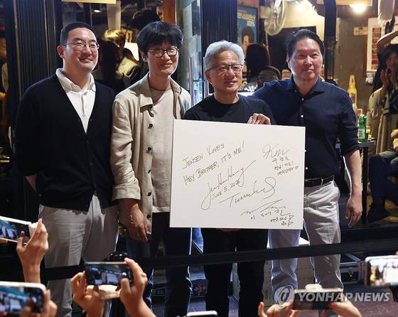 젠슨 황 엔비디아 최고경영자(CEO)가 5일 서울 마포구 홍대 인근 삼겹살 음식점 '형님 저요'에서 최태원 SK그룹 회장, 구광모 LG그룹 회장, 이해진 네이버 의장과 '삼소(삼겹살·소주) 회동'을 하며 포즈를 취하고 있다. 〈사진=연합뉴스〉