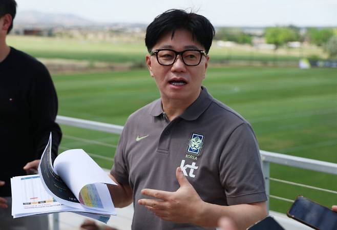 축구 국가대표팀 송준섭 수석주치의가 지난달 27일 취재진과 고지대 적응 훈련에 대한 인터뷰를 하고 있다. 사진=연합뉴스