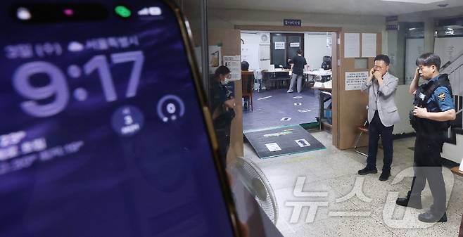 제9회 동시지방선거일인 지난 3일 오후 서울 송파구 우성아파트 경로당에 마련된 잠실7동 제2투표소에서 유권자들이 투표용지 부족 사태로 투표시간이 지나 투표하고 있다. 2026.6.3 ⓒ 뉴스1 박지혜 기자