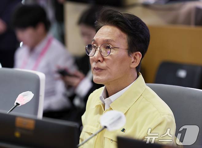 김민석 국무총리가 5일 폭염 및 집중호우 대비 현장점검을 위해 서울 동작구 기상청 국가기상센터를 방문해 업무보고를 받고 있다. 2026.6.5 ⓒ 뉴스1 구윤성 기자