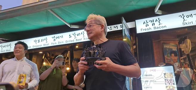 젠슨 황 엔비디아 최고경영자(CEO)가 5일 서울 마포구 홍익대학교 인근 고깃집에서 열린 최태원 SK회장, 구광모 LG회장, 이해진 네이버 의장과의 삼겹살 회동을 마친 뒤 발언하는 모습. 2026.06.05 ⓒ 뉴스1 신은빈 기자