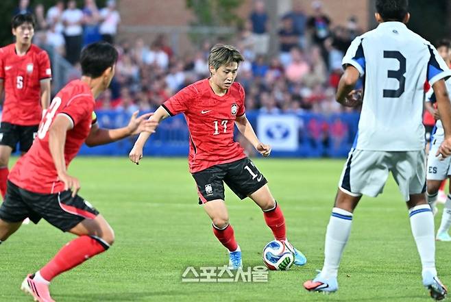 축구국가대표팀의 이강인(가운데))이 4일(한국시간) 미국 유타주 프로보 스미스 필드 하우스 사우스 필드에서 진행된 엘살바도르와의 평가전에서 드리블을 하고 있다.