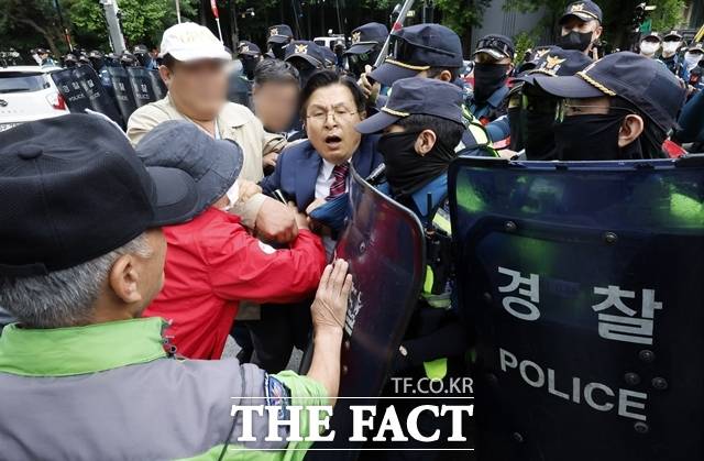 황교안 자유와혁신 대표가 5일 오전 서울 송파구 잠실7동 제2투표소 앞에서 경찰과 대치하고 있다. /뉴시스