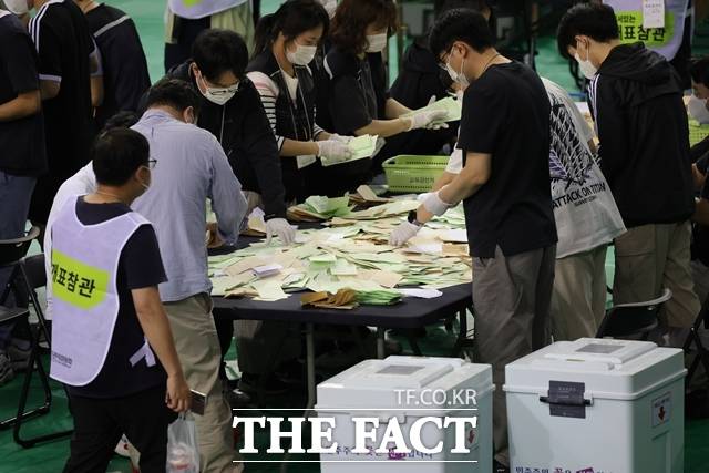 5일 서울 송파구 올림픽공원 핸드볼경기장에 마련된 제9회 전국동시지방선거 개표소에서 관계자들이 개표를 하고 있다. /뉴시스