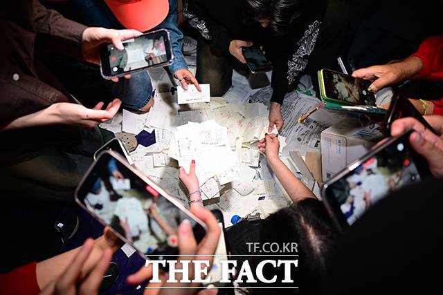 5일 오전 경찰이 서울 송파구 잠실7동 제2투표소 투표함을 반출한 가운데 부정선거를 주장하는 유튜버·시위대 등이 투표소 내부에 남아있는 선거인명부대조표를 발견해 촬영하고 있다. /남윤호 기자