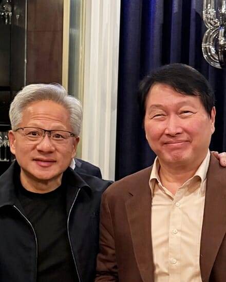 (왼쪽) 젠슨 황 엔비디아 최고경영자(CEO)와 최태원 SK그룹 회장. (사진=SK하이닉스 인스타그램)