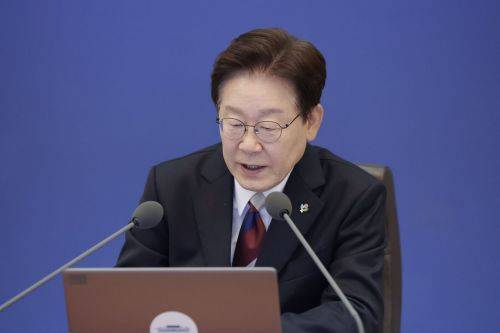 이재명 대통령이 4일 청와대에서 열린 수석보좌관회의에서 발언하고 있다. 청와대통신사진기자단 연합뉴스