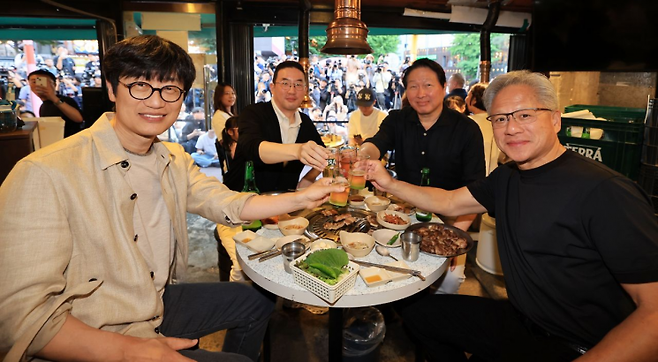 젠슨 황 엔비디아 최고경영자(CEO)와 최태원 SK그룹 회장, 구광모 LG그룹 회장, 이해진 네이버 이사회 의장이 회동하고 있다. 사진공동취재단