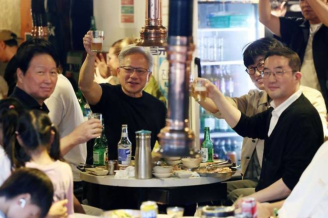 젠슨 황 엔비디아 최고경영자(CEO)와 최태원 SK그룹 회장, 구광모 LG그룹 회장, 이해진 네이버 의장이 5일 서울 마포구 홍대 인근 삼겹살 음식점 '형님 저요'에서 이른바 '삼소(삼겹살·소주) 회동’을 갖고 있다. 연합뉴스.