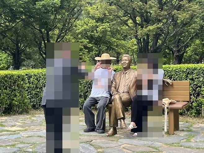 고(故) 노무현 전 대통령 17주기 추도식이 열린 지난달 23일 봉하마을 기념관에 극우 성향으로 추정되는 이용자들이 '일베'를 의미하는 손가락 포즈를 취하며 사진을 찍었다는 주장이 나왔다. /조수진 변호사 페이스북