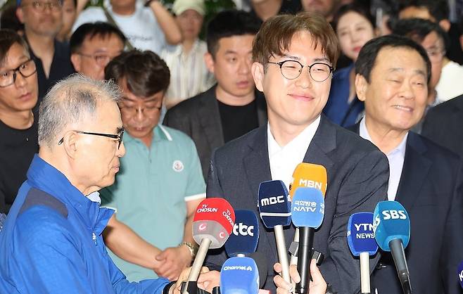 민주당 하정우 부산 북갑 국회의원 보궐선거 후보가 4일 부산 북구 선거사무소에서 패배를 인정하는 입장을 밝힌 뒤 애써 웃음을 보이고 있다. 연합뉴스