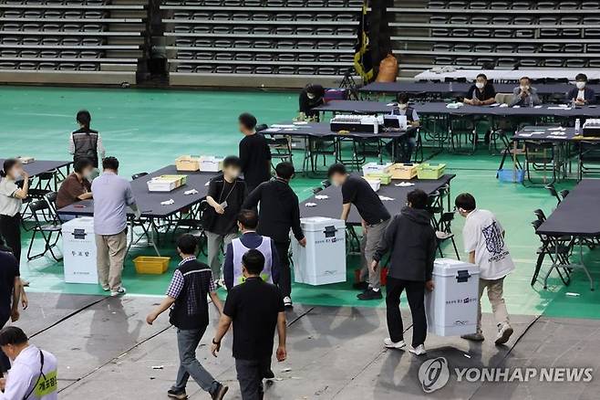 5일 서울 송파구 잠실7동 제2투표소에서 이송된 투표함이 개표소인 올림픽공원 핸드볼경기장에 도착해 참관인이 지켜보는 가운데 투표함을 열고 있다. 연합뉴스